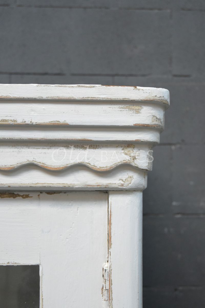 Detail van Smalle kast, wit, crème, materiaal hout